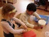 Wim en klasgenootje Robyn aan het knutselen